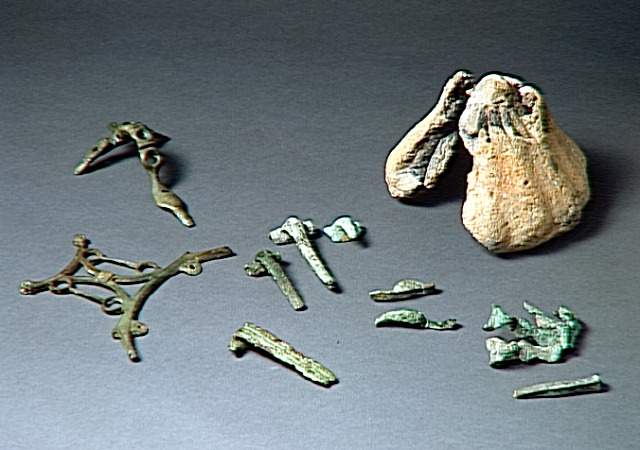 o_La fabrication des fibules et des objets en bronze coulé_93-000813_-_en_attente_dde_rmn.jpg