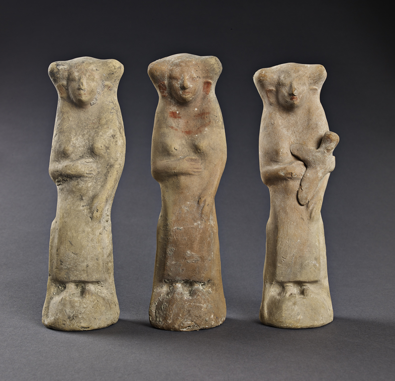 Trois figurines de déesses enceintes (deae gravidae) dont une allaitant un nouveau-né