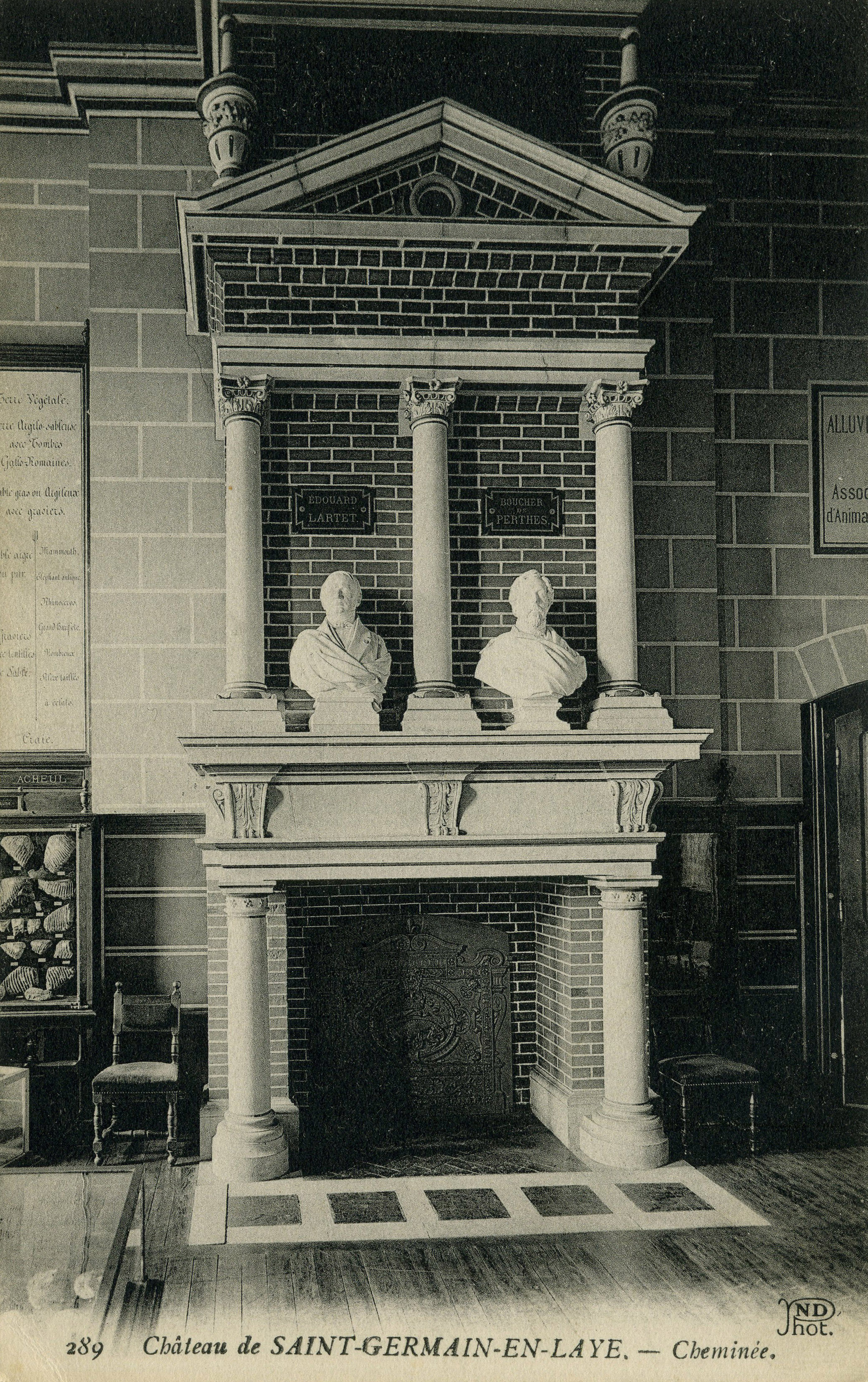La cheminée,les bustes de Lartet (à gauche) et de Boucher de Perthes (à droite).