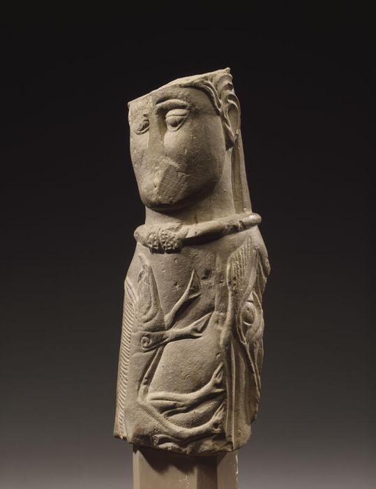 Fragment portant la représentation d'un sanglier, un torque autour du cou et un oeil prophylactique.