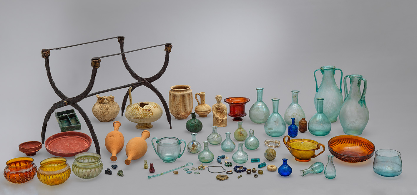 Ensemble d'objets de la tombe de Saintes