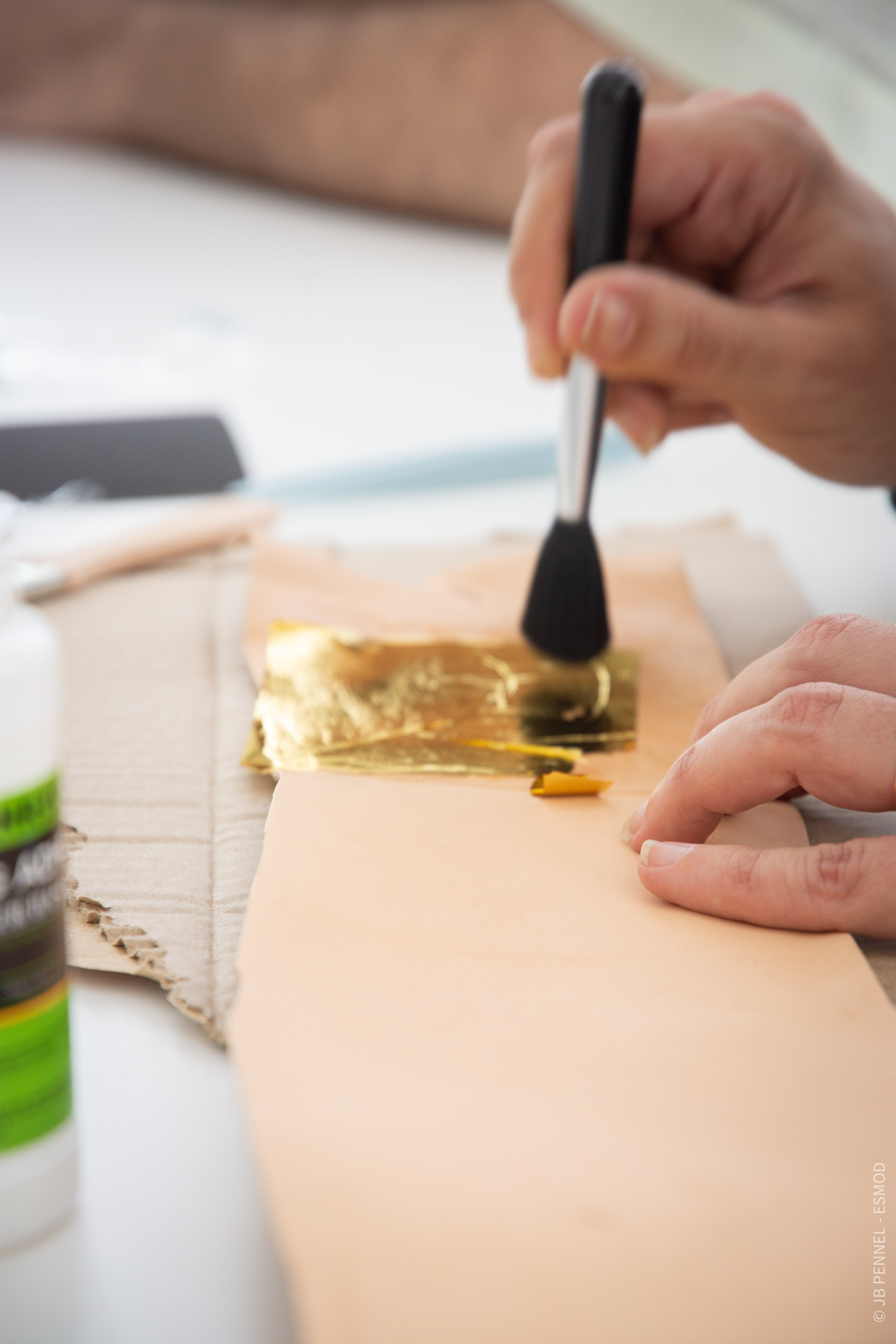 Pose à la feuille d'or