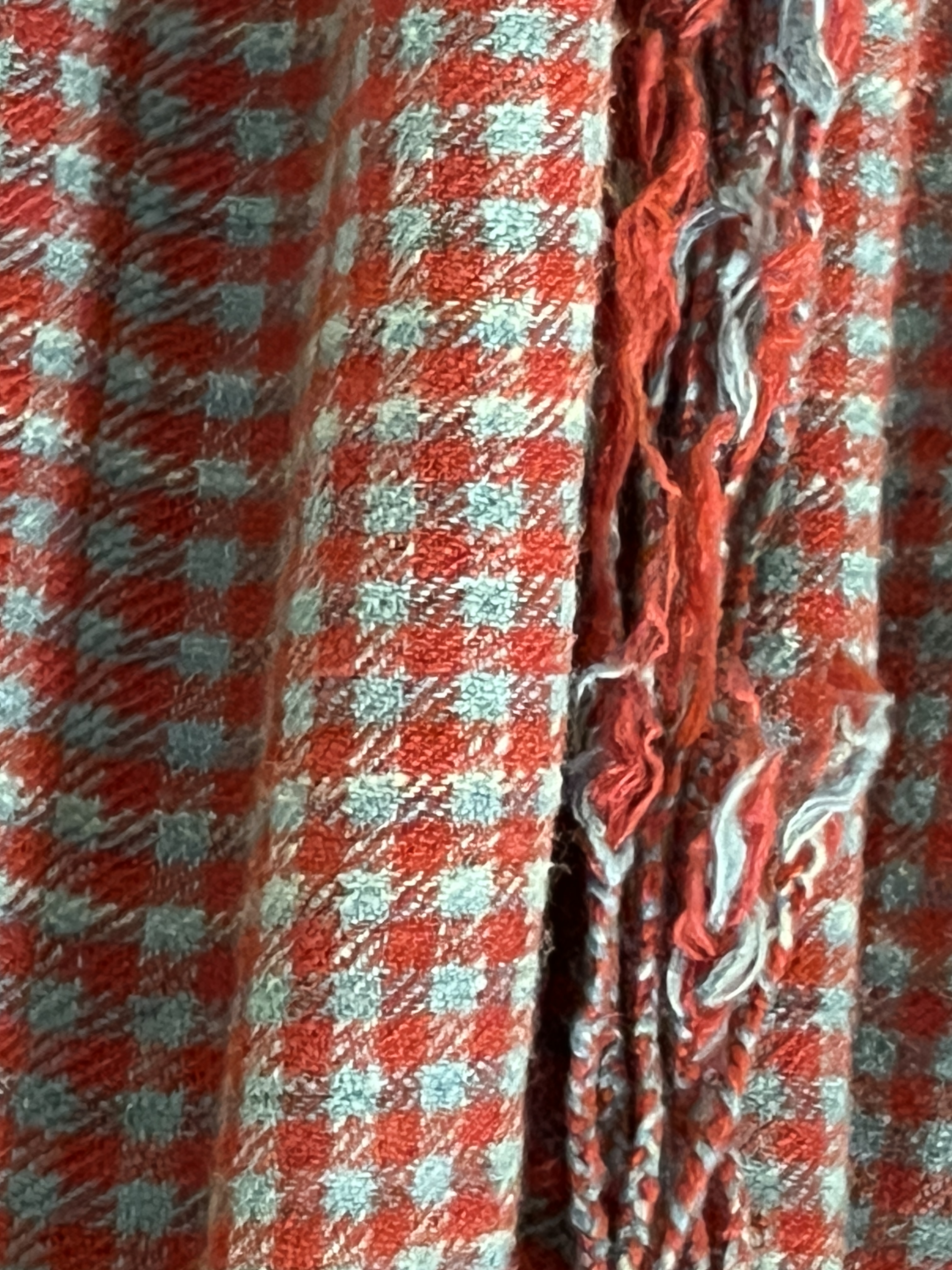 Reconstitution de fragments textiles à motif en damier rouge et bleu