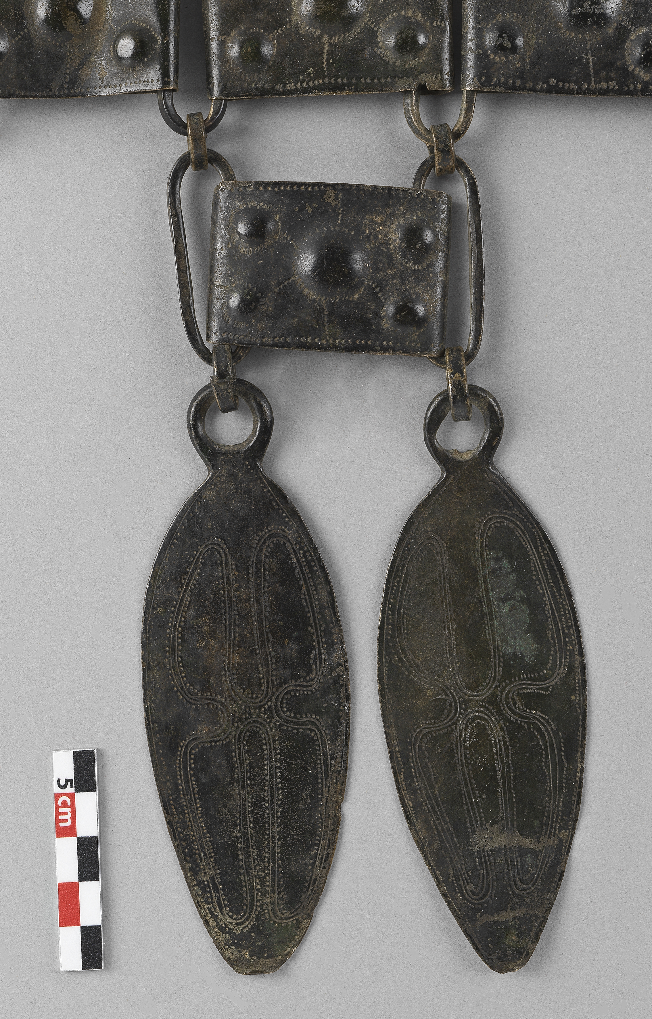 Détail de la ceinture articulée en bronze de Freycinel