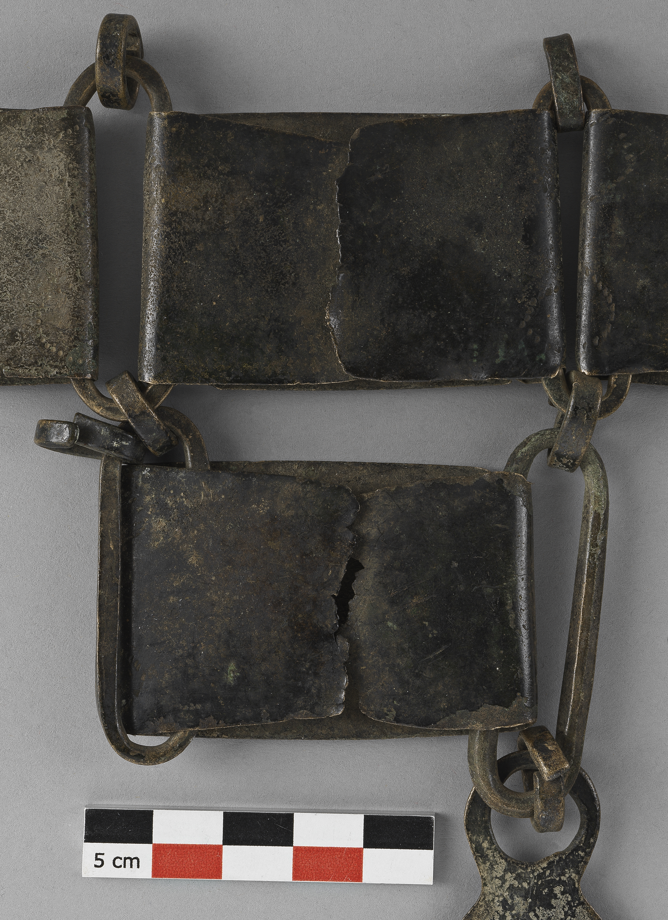 Détail de la ceinture articulée en bronze de Freycinel