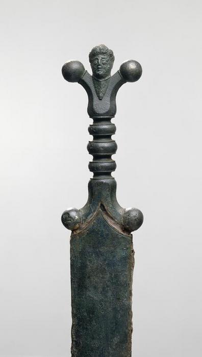 Epée à poignée anthropomorphe