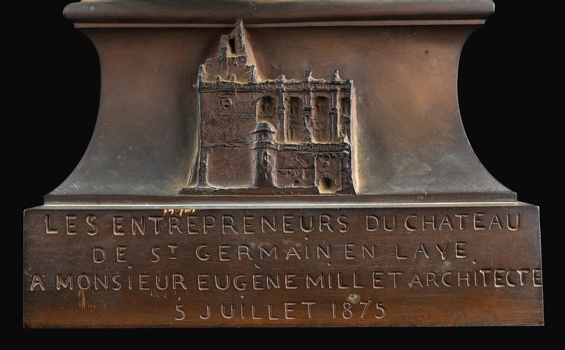 Détail du piédouche du buste