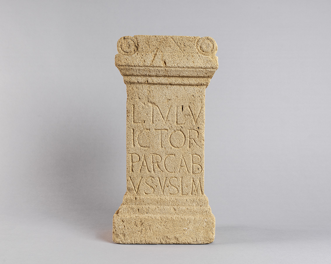 Autel avec inscription votive aux Parques (face)
