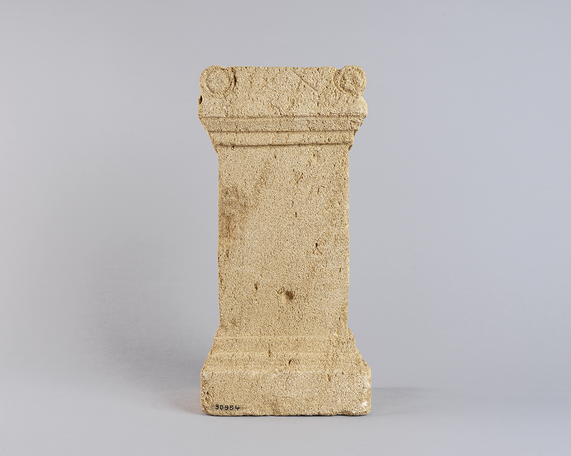 Autel avec inscription votive aux Parques (arrière)