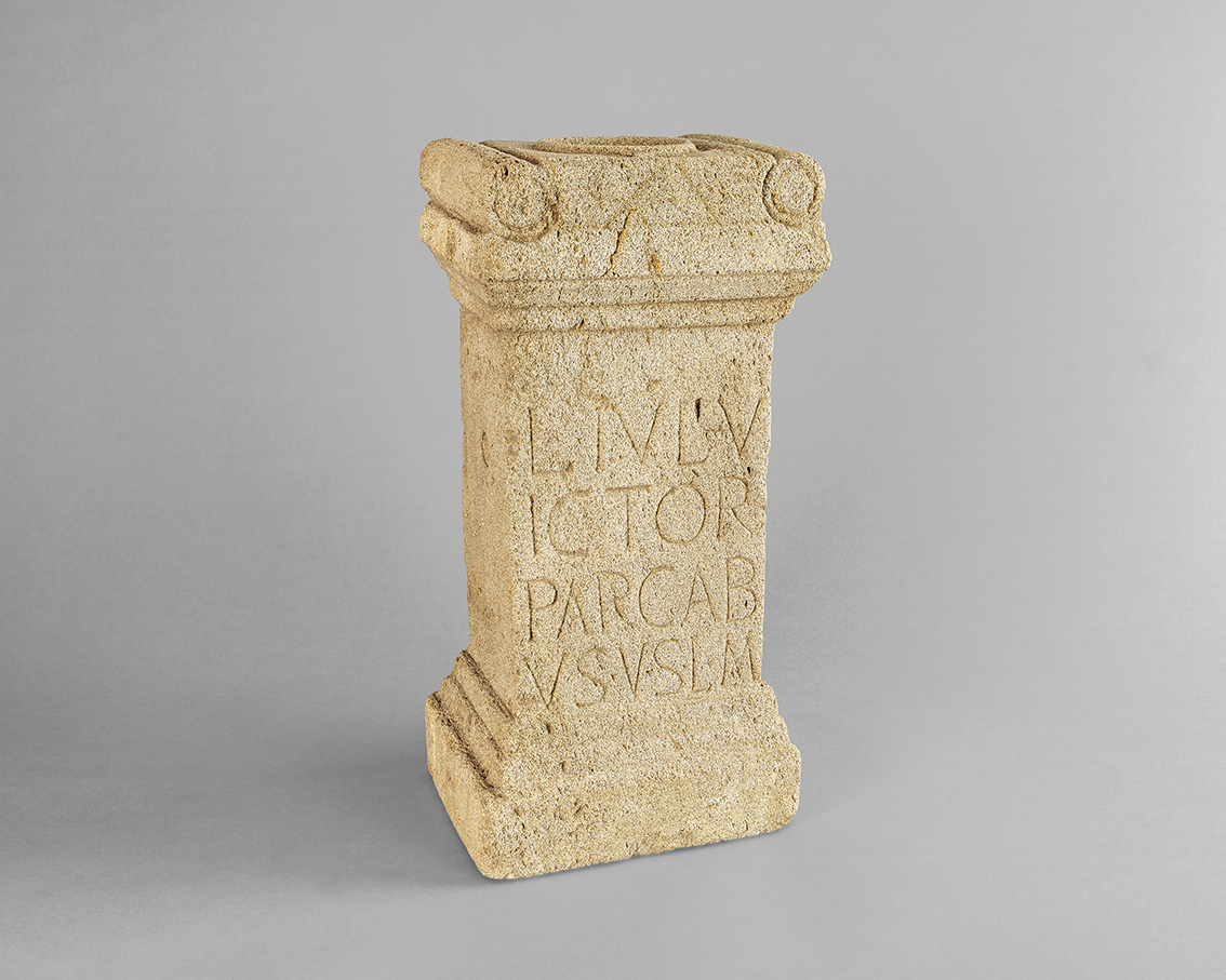 Autel avec inscription votive aux Parques (Trois-quart droit)