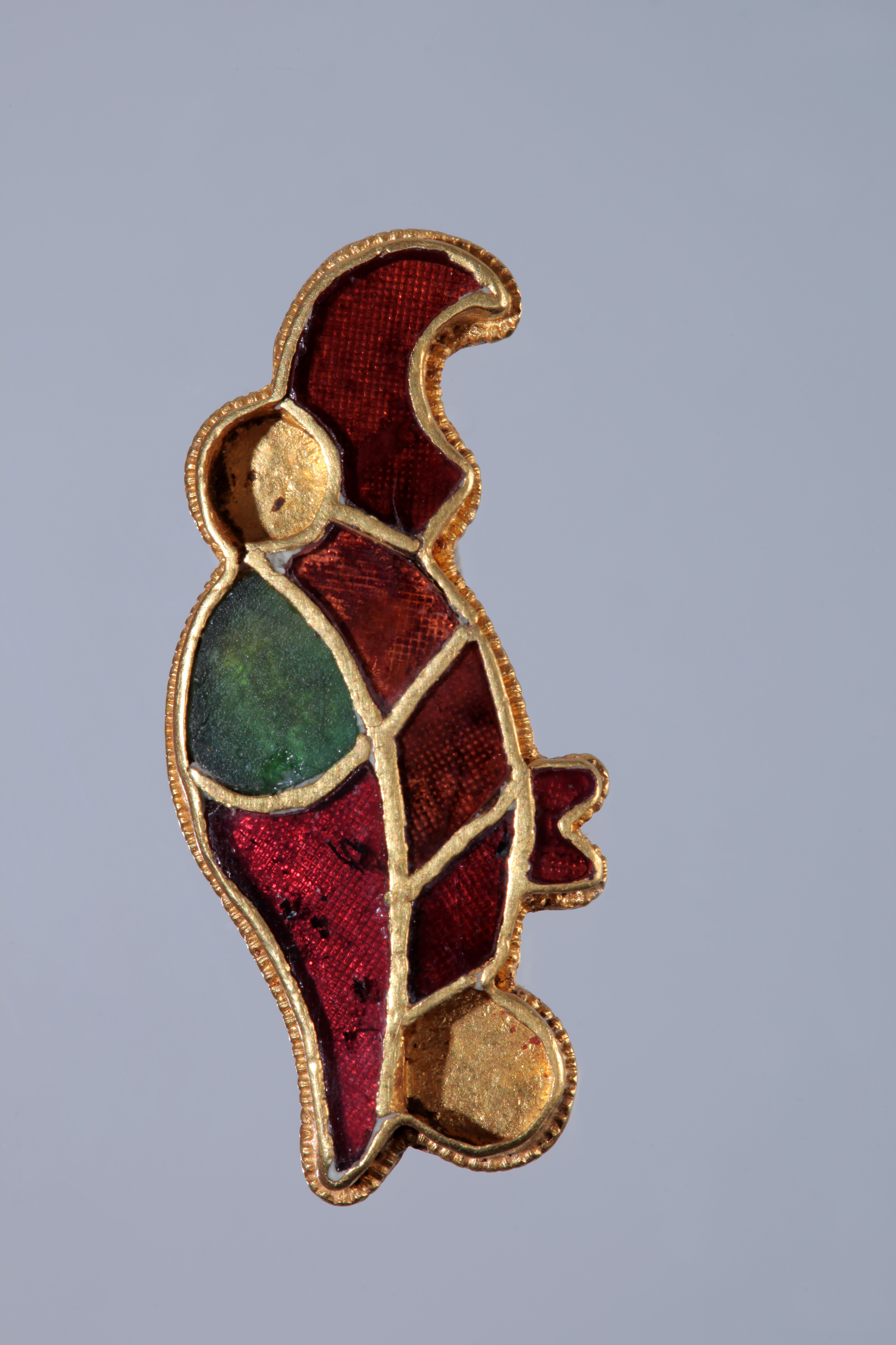 fibule aviforme en or, grenats, pâte de verre verte et fer