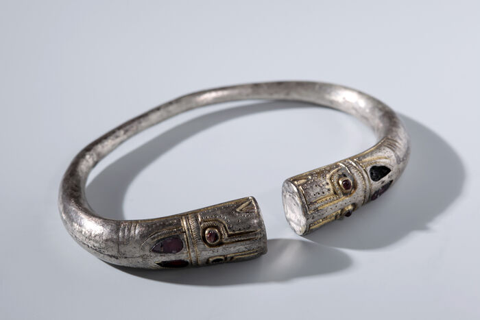 Bracelet zoomorphe en argent doré et grenats