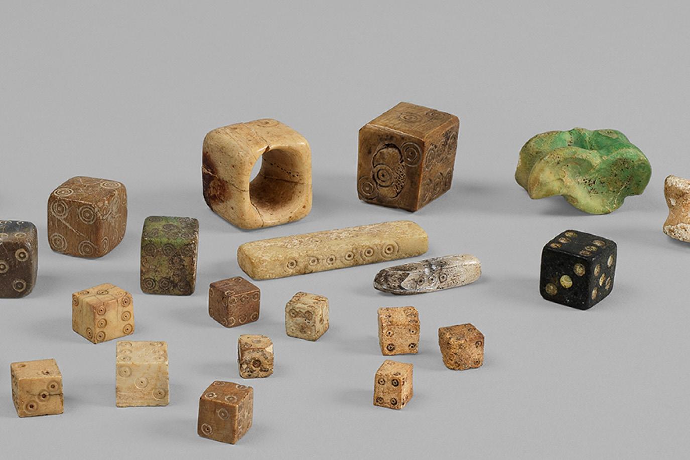 Ensemble de dés à jouer (comprenant 23 dés et 2 osselets)