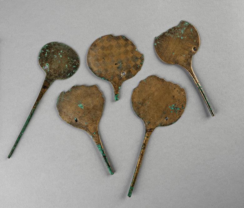 Lot de cinq épingles à tête en disque en alliage cuivreux réputé provenir de Lannilis (Finistère). Âge du Bronze ancien (2000-1800 avant notre ère). MAN91906.5 à 9