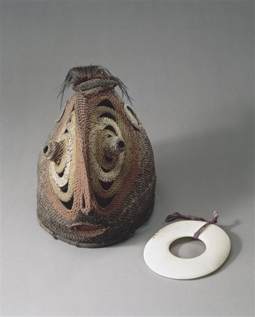 Grand masque en sparterie, avec décor de plumes de casoar et anneau en coquille de Tridacna sp., décor incisé sur la périphérie figurant l'oeil et les crans du bec du kalao