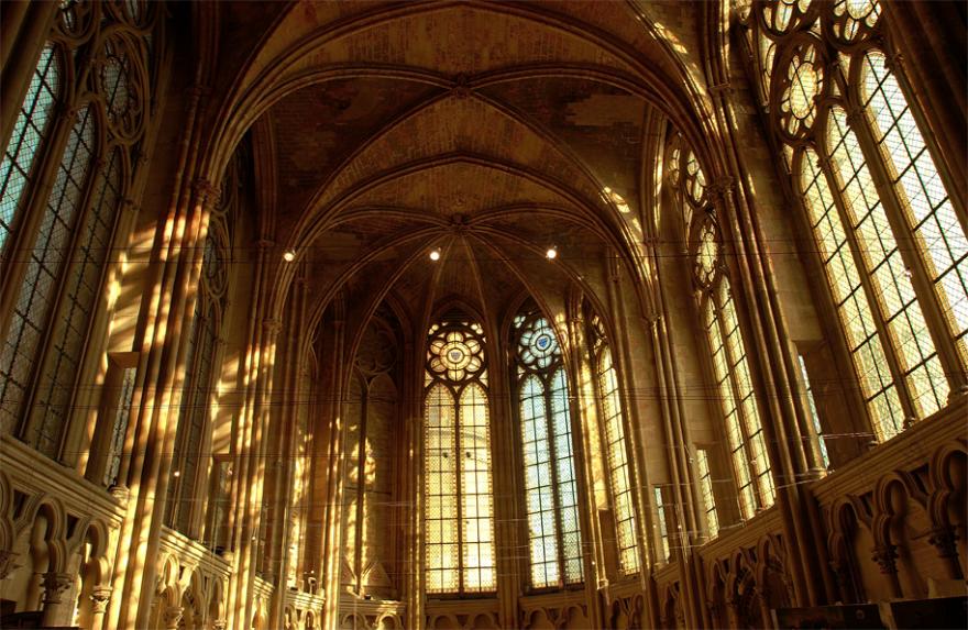 L'intérieur de La Chapelle et ses vitraux