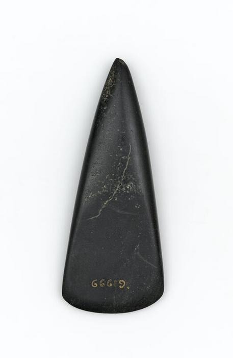 Hache polie en éclogite ou omphacite