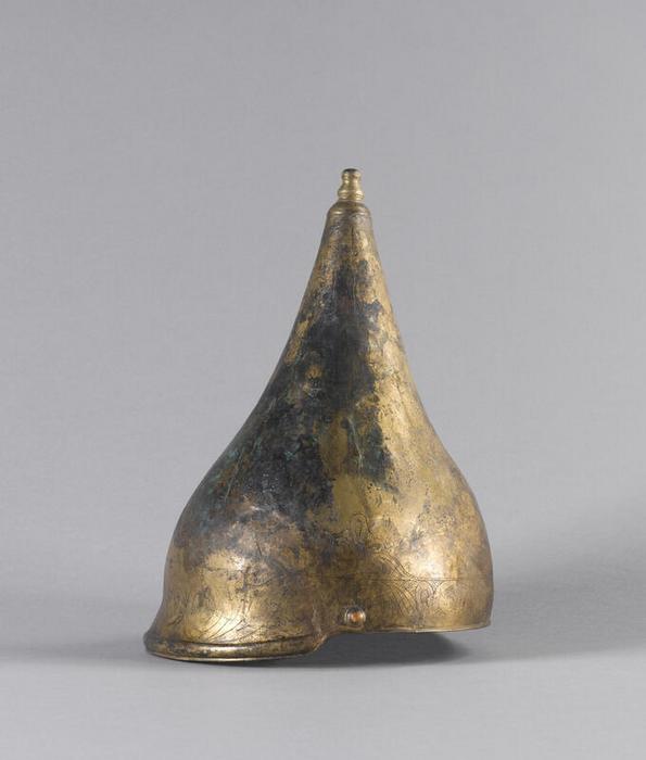 Casque à décor incisé