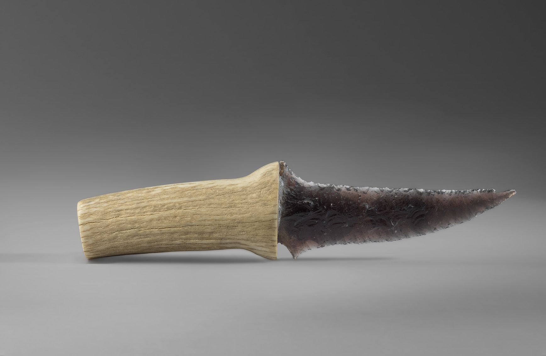 Couteau. Bois de cervidé, obsidienne.