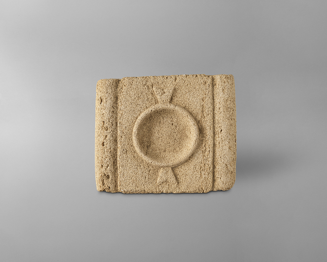 Autel avec inscription votive aux Parques (dessus)