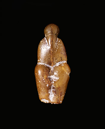 Vue de dos de la statuette féminine