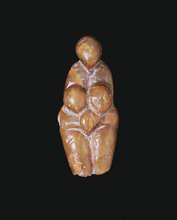 Vue de face de la statuette féminine