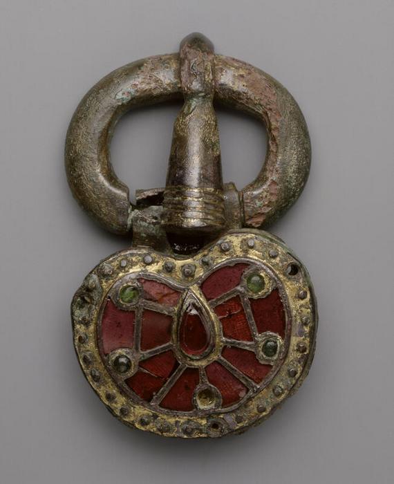 Plaque-boucle réniforme cloisonnée