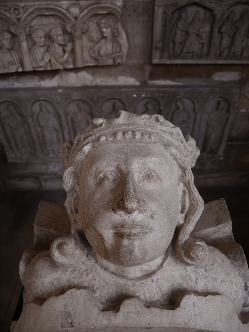 Portrait en pierre de saint Louis jeune