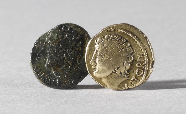 Monnaie en bronze (à gauche) et statère d'or (à droite) de Vercingétorix