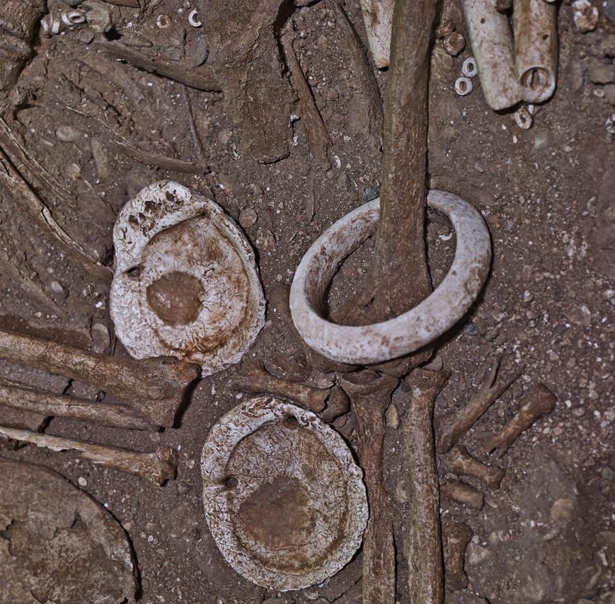 Sépulture féminine (détail)