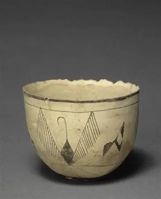 Vase en céramique beige clair, de forme arrondie, décoré de motifs géométriques noirs, exposé sur un fond gris neutre.
