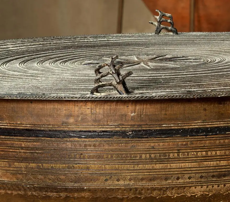 Media Name: o_tambour_bronze_archéocomparée.jpg