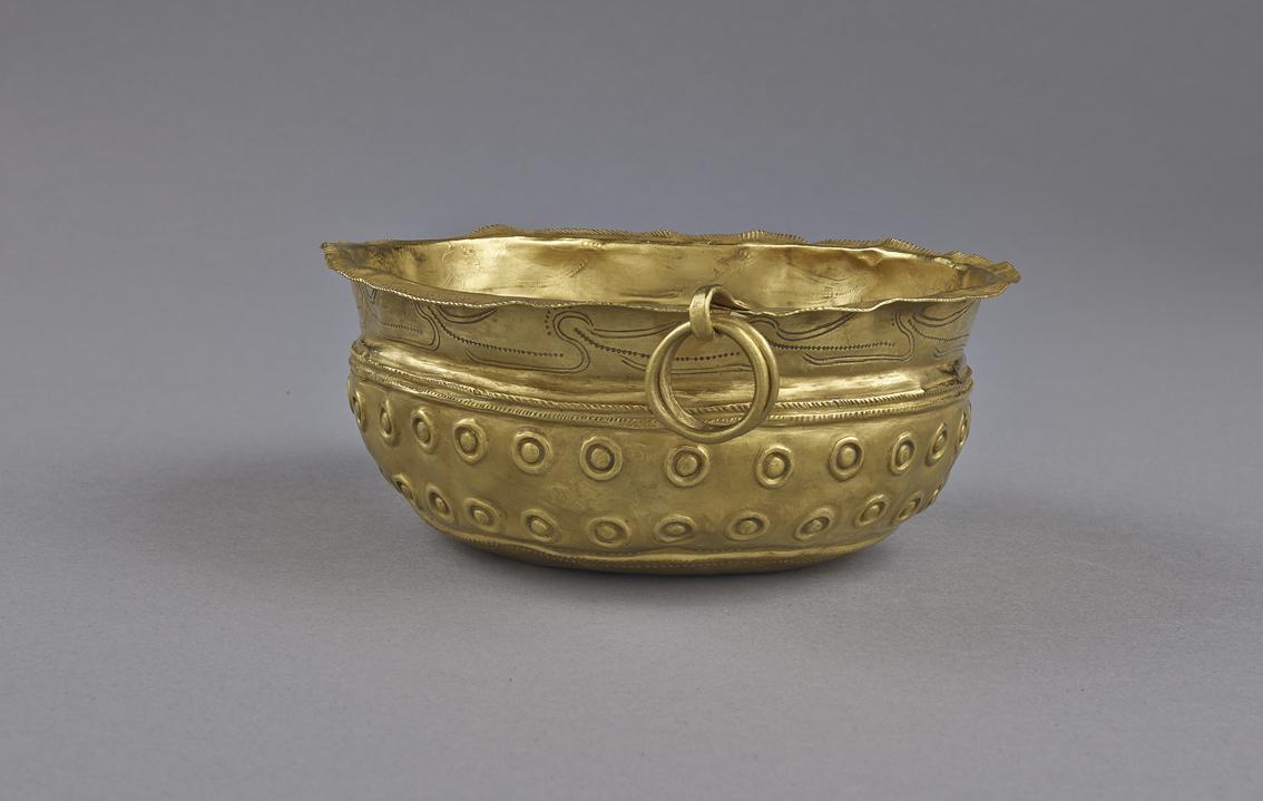 Media Name: Tasse en or (Paimpont) - Âge du Bronze 